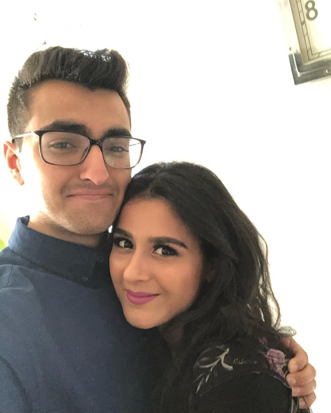 Setelah mengungkap usia sebenarnya, para netizen pun ramai berkomentar. Beberapa menulis jika wanita itu masih pantas mengenakan baju sekolah atau paling tidak berusia awal 20an. Banyak pula yang meminta rahasia awet muda Sakina. Ini foto dengan adik yang masih remaja. Foto: Instagram @sakinajj