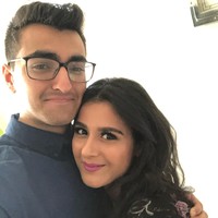 Setelah mengungkap usia sebenarnya, para netizen pun ramai berkomentar. Beberapa menulis jika wanita itu masih pantas mengenakan baju sekolah atau paling tidak berusia awal 20an. Banyak pula yang meminta rahasia awet muda Sakina. Ini foto dengan adik yang masih remaja. Foto: Instagram @sakinajj