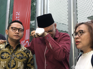 Ingat Almarhumah Ibu, Tangis Sandy Tumiwa Pecah Usai Keluar Penjara