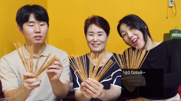 Orang Korea Makan Sate Taichan Sampai 140 Tusuk