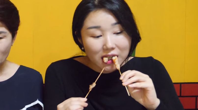 Orang Korea Makan Sate Taichan Sampai 140 Tusuk