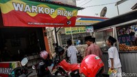 Tak sedikit siswa SD yang datang ke warung kopi Rizki untuk memanfaatkan internet gratis untuk belajar secara daring.