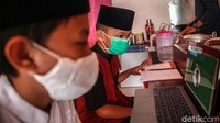 Ada pula pelajar yang membawa laptop sebagai media belajar bersama teman-teman di warung kopi tersebut.