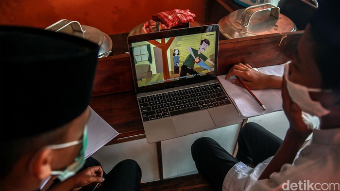 Warung kopi di Pondok Aren, Tangerang Selatan, sediakan WiFi gratis bagi pelajar yang hendak belajar online. Akibatnya, warung itu ramai didatangi oleh siswa SD
