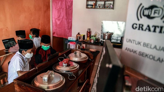 Warung kopi di Pondok Aren, Tangerang Selatan, sediakan WiFi gratis bagi pelajar yang hendak belajar online. Akibatnya, warung itu ramai didatangi oleh siswa SD
