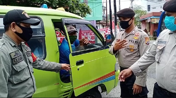 Sejumlah sopir angkot yang memuat lebih dari 6 penumpang didenda Rp 250 ribu.