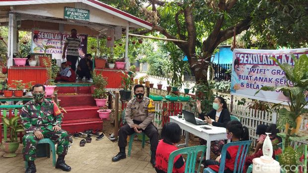 Sekolah gazebo untuk siswa belajar online di Panakkukang, Makassar (Hermawan-detikcom).