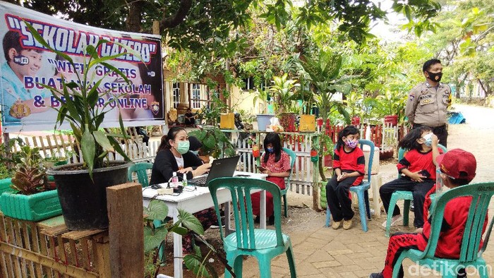 Sekolah gazebo untuk siswa belajar online di Panakkukang, Makassar (Hermawan-detikcom).
