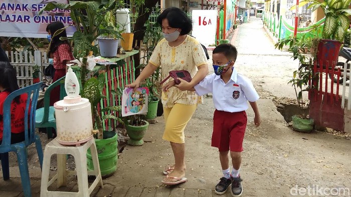 Sekolah gazebo untuk siswa belajar online di Panakkukang, Makassar (Hermawan-detikcom).