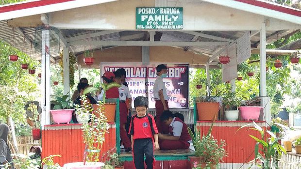 Sekolah gazebo untuk siswa belajar online di Panakkukang, Makassar (Hermawan-detikcom).