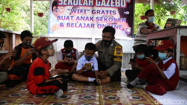 Sekolah gazebo untuk siswa belajar online di Panakkukang, Makassar (Hermawan-detikcom).
