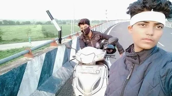 Seorang Ibu Naik Motor 1.800 Km demi Ketemu Anaknya yang Sakit