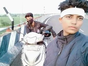 Tiket Pesawat Mahal, Ibu Ini Naik Motor 1.800 Km Demi Ketemu Anaknya