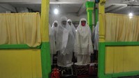 Tarekat Naqsabandiyah menetapkan Hari Raya Idul Adha 10 Zulhijah 1441 Hijriyah berdasarkan metode hisab munjid, yakni pada Kamis, 30 Juli 2020, atau sehari lebih awal yang ditetapkan pemerintah. ANTARA FOTO/Iggoy el Fitra.