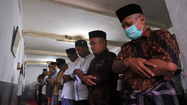 Jamaah Tarekat Naqsabandiyah melaksanakan Shalat Idul Adha di Surau Baru, Pauh, Padang, Sumatera Barat, Kamis (30/7/2020). Tarekat Naqsabandiyah menetapkan Hari Raya Idul Adha 10 Zulhijah 1441 Hijriyah berdasarkan metode hisab munjid, yakni pada Kamis, 30 Juli 2020, atau sehari lebih awal yang ditetapkan pemerintah. ANTARA FOTO/Iggoy el Fitra/nz