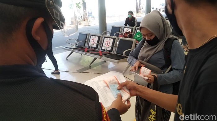Situasi H-1 Idul Adha di Stasiun Senen