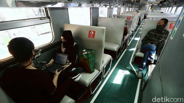 Jelang hari raya Idul Adha yang jatuh pada hari Jumat (31/07/2020) besok, Stasiun Pasar Senen mulai dipenuhi penumpang. Warga akan mudik ke kampung halaman.