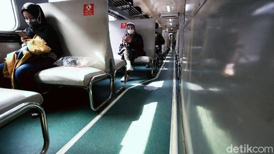 Suasana Mudik H-1 Idul Adha di Stasiun Pasar Senen