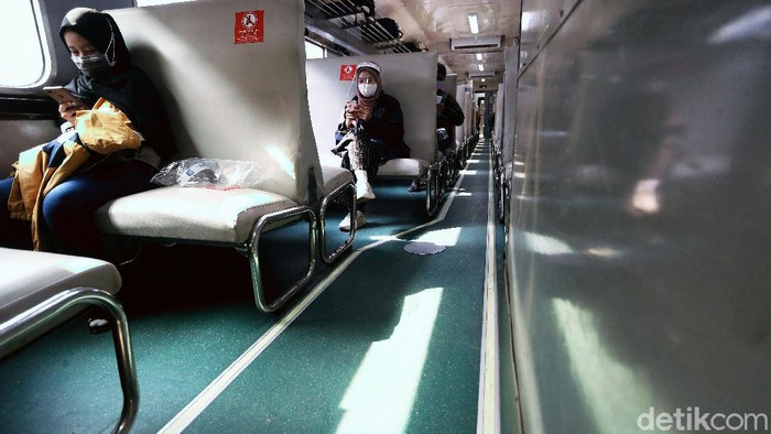 Suasana Mudik H-1 Idul Adha di Stasiun Pasar Senen Jelang hari raya Idul Adha yang jatuh pada hari Jumat (31/07/2020) besok, Stasiun Pasar Senen mulai dipenuhi penumpang. Warga akan mudik ke kampung halaman.