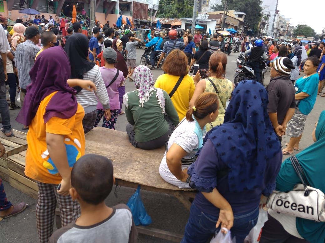 Suasana pedagang Pasar Sukaramai blokir jalan di Medan (Datuk Haris-detikcom)