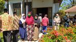 Ajip Rosidi Dimakamkan, Nani Wijaya Menangis