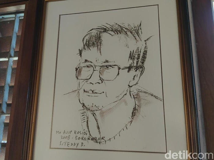 Suasana Pemakaman Sastrawan Ajip Rosidi