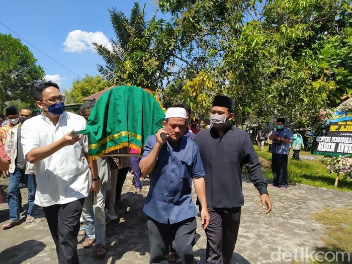 Suasana Pemakaman Sastrawan Ajip Rosidi Suasana Pemakaman Sastrawan Ajip Rosidi