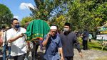 Ajip Rosidi Dimakamkan, Nani Wijaya Menangis