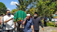 Ajip Rosidi dimakamkan di samping kanan istrinya Patimah yang meninggal pada 14 Oktober 2014.  Foto: Eko Susanto/ detikcom