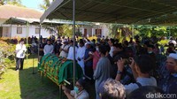 Begini suasana pemakamannya sastrawan senior Ajip Rosidi.  Foto: Eko Susanto/ detikcom