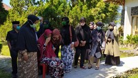 Keluarga dan kerabat terdekat Nani Wijaya dan Ajip Rosidi tampak menenangkannya.  Foto: Eko Susanto/ detikcom