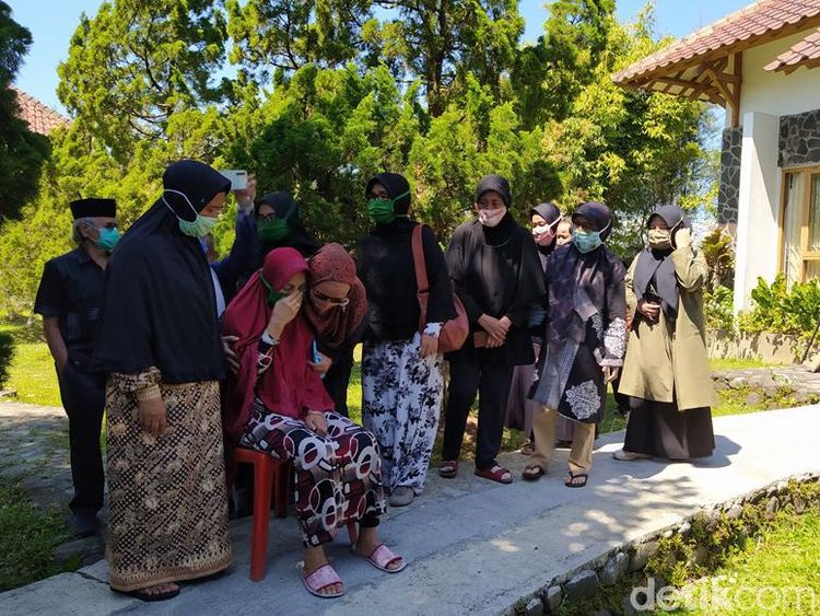 Ajip Rosidi Dimakamkan, Nani Wijaya Menangis