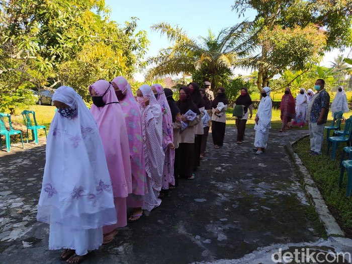 Suasana Rumah Duka Sastrawan Ajip Rosidi di Magelang, Jawa Tengah Suasana Rumah Duka Sastrawan Ajip Rosidi di Magelang, Jawa Tengah
