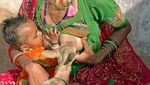 Foto: Ibu-ibu yang Menyusui Rusa