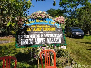 Ajip Rosidi Meninggal, Nadiem hingga Anies Baswedan Kirim Karangan Bunga