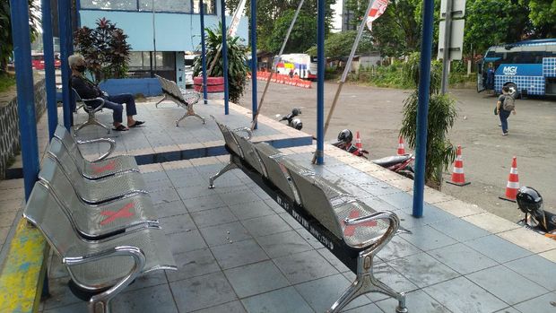 Halte penumpang menunggu bus di Terminal Baranangsiang, Bogor, Jawa Barat, sepi. Kamis (30/7/2020).