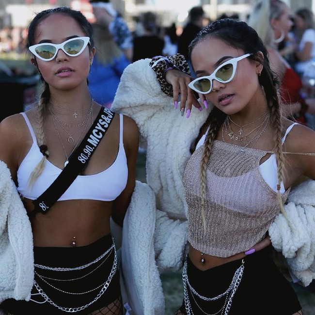 Si kembar ini sempat tinggal di Indonesia sampai usia enam tahun. Kemudian pindah ke Australia. Di channel Youtube-nya, kembar seksi ini pun masih sering berbicara dengan bahasa Indonesia.  Foto: Instagram