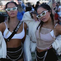 Si kembar ini sempat tinggal di Indonesia sampai usia enam tahun. Kemudian pindah ke Australia. Di channel Youtube-nya, kembar seksi ini pun masih sering berbicara dengan bahasa Indonesia.  Foto: Instagram