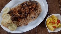 Bikin Nasi Kebuli dengan topping daging kambing juga bisa pakai rice cooker. Nasi gurih pulen dengan aroma rempah yang lengkap bisa dinikmati dalam 30 menit. Resepnya bisa kamu kihat di sini. Foto: dok. detikfood