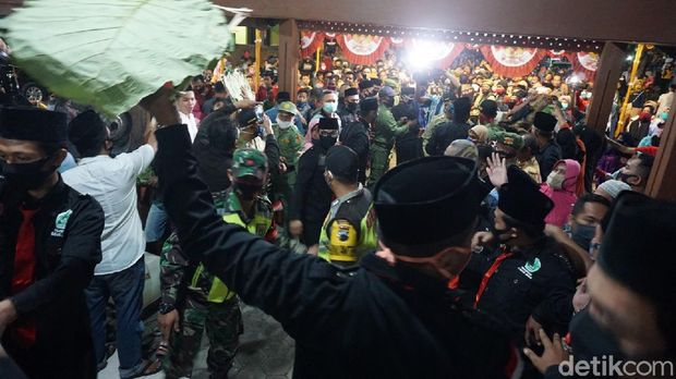 Tradisi ancakan di Pendopo Kyai Wijil V, Kadilangu, Kecamatan Demak Kota, Kabupaten Demak, Kamis (30/7/2020).