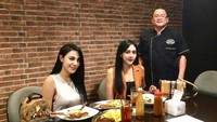 Ada banyak kuliner yang jadi favorit Vernita, salah satunya adalah steal. Mampir kes restoran steak, ia pun memesan dua porsi sekaligus. Foto: Instagram @vernitasyabilla