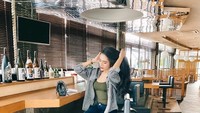 Setiap momen kulinerannya itu, Vernita Syabilla selalu mengabadikan momen. Seperti pada foto yang diambil candid dengan gaya mengikat rambut ini. Foto: Instagram @vernitasyabilla
