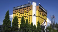 Akibat serangan tersebut, hotel ini pernah hancur hingga akhirnya dibangun kembali dan menamakannya Holiday Hotel dengan ornamen serba kuning. AP Photo/Kemal Softic  