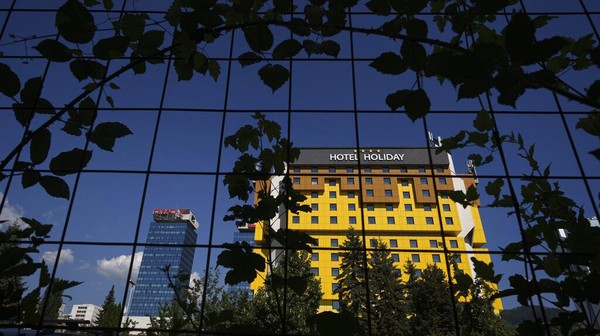 Setelah memiliki sejarah panjang yang kelam, kini Holiday Hotel kembali menghadapi krisis lainnya yaitu karena pandemi COVID-19. AP Photo/Kemal Softic Setelah memiliki sejarah panjang yang kelam, kini Holiday Hotel kembali menghadapi krisis lainnya yaitu karena pandemi COVID-19. AP Photo/Kemal Softic