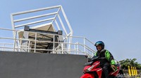 Disain jembatan terlihat kontemporer, asimetris, dan instagramable.