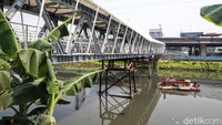 Jembatan di atas Kali Angke tersebut bakal menghubungkan area parkir pengunjung dengan RPTRA Kalijodo.