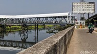 Jembatan didominasi dengan wana putih yang kontras.