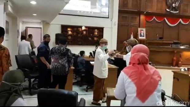 Wakil Wali Kota Solo Achmad Purnomo kembali masuk kerja setelah sembuh dari COVID-19, Kamis (30/7/2020).
