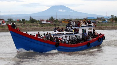 Warga Aceh Ramai-ramai Mudik Naik Kapal Kayu