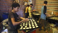 Roti manisan ini dibuat setiap tahunnya untuk menyambut para tamu yang bersilaturahmi ke rumah atau untuk konsumsi keluarga.  